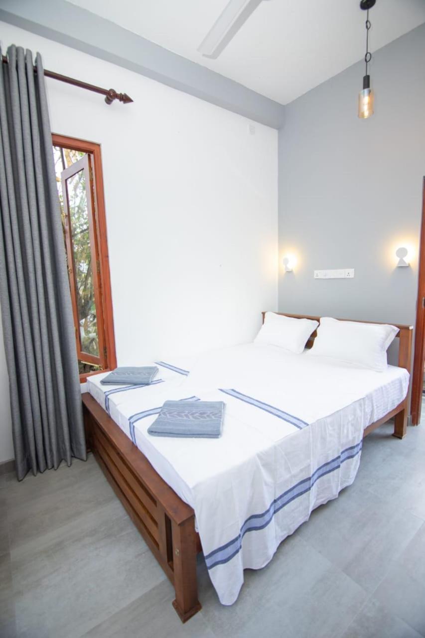 Light House Beach Home Matara Szoba fotó